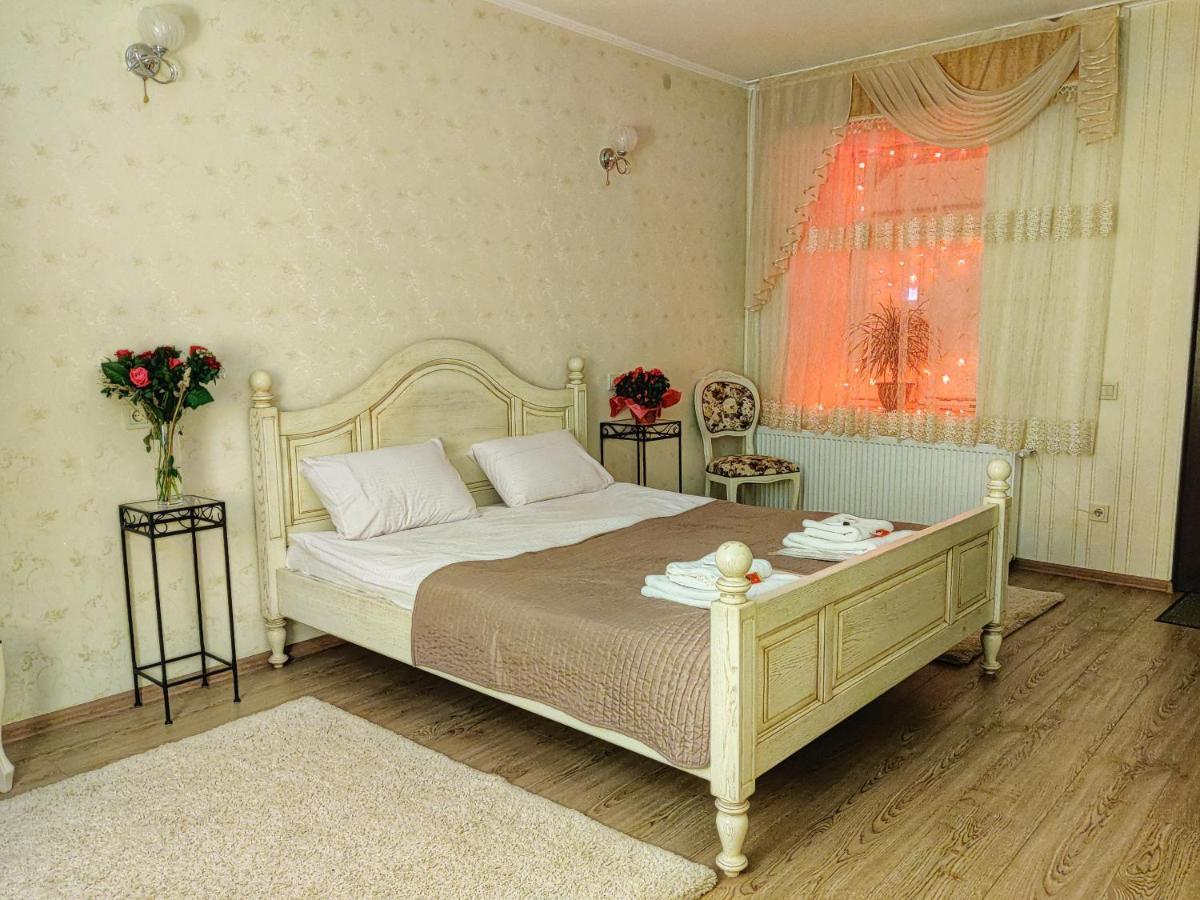 Chaplin Hotel Lviv Bagian luar foto