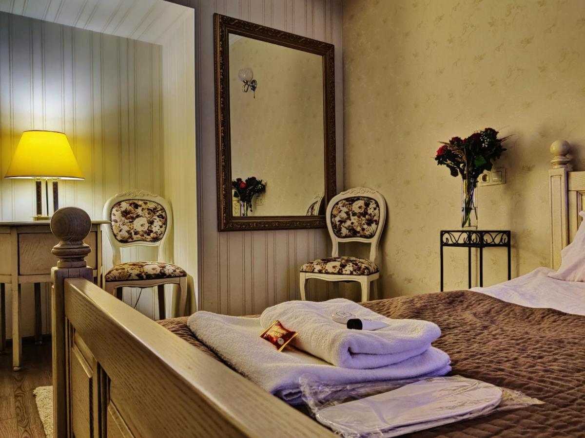 Chaplin Hotel Lviv Bagian luar foto