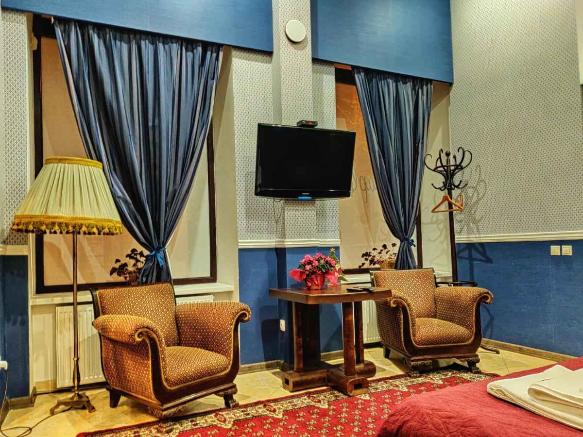 Chaplin Hotel Lviv Bagian luar foto