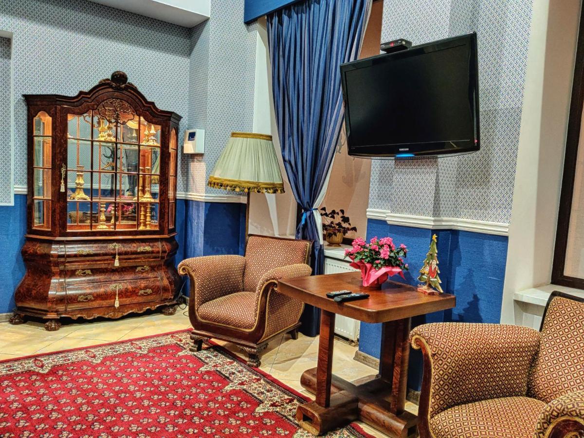 Chaplin Hotel Lviv Bagian luar foto