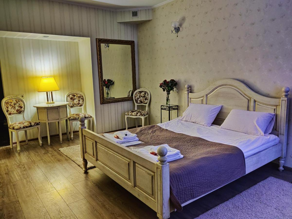 Chaplin Hotel Lviv Bagian luar foto