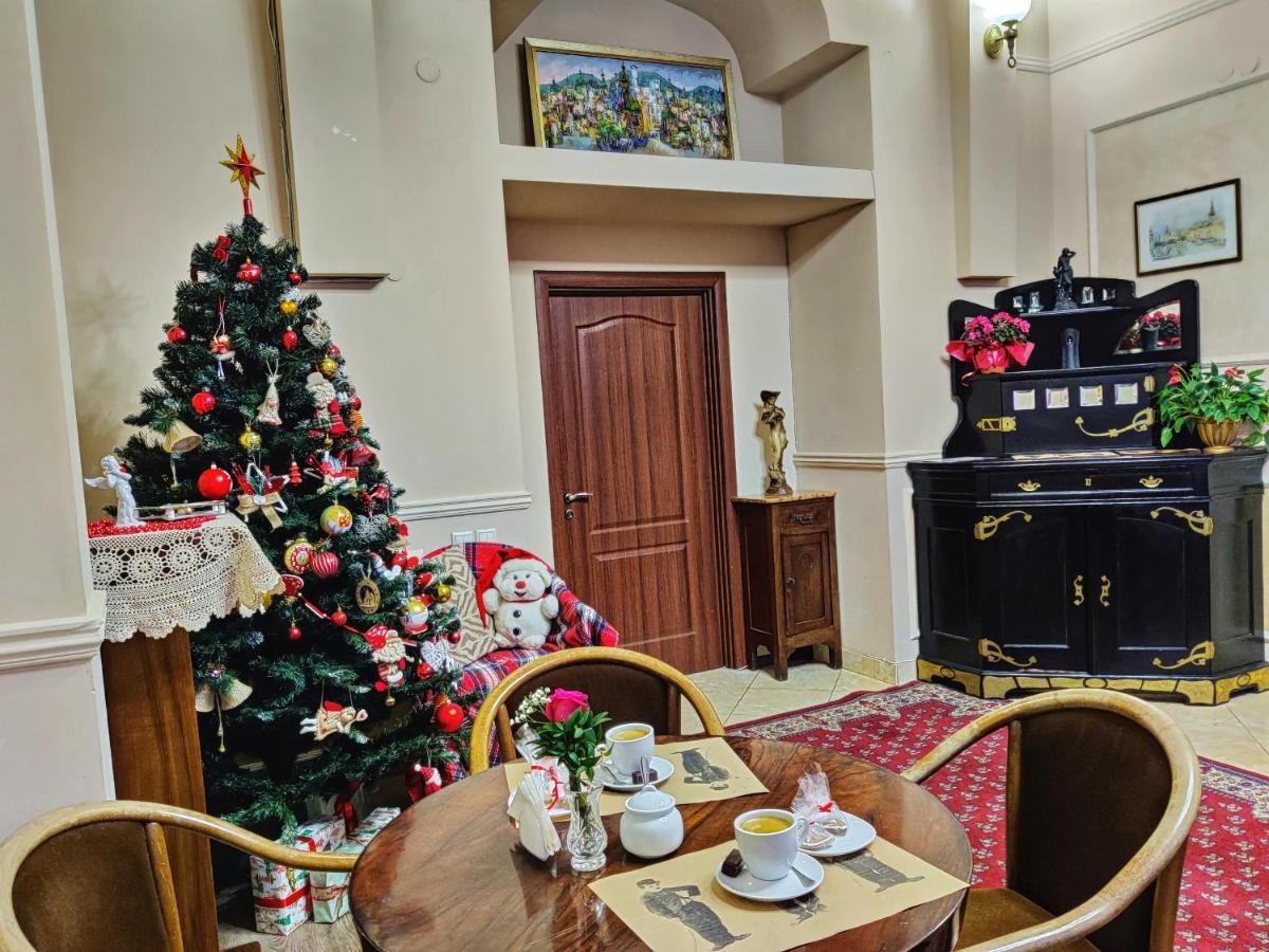 Chaplin Hotel Lviv Bagian luar foto