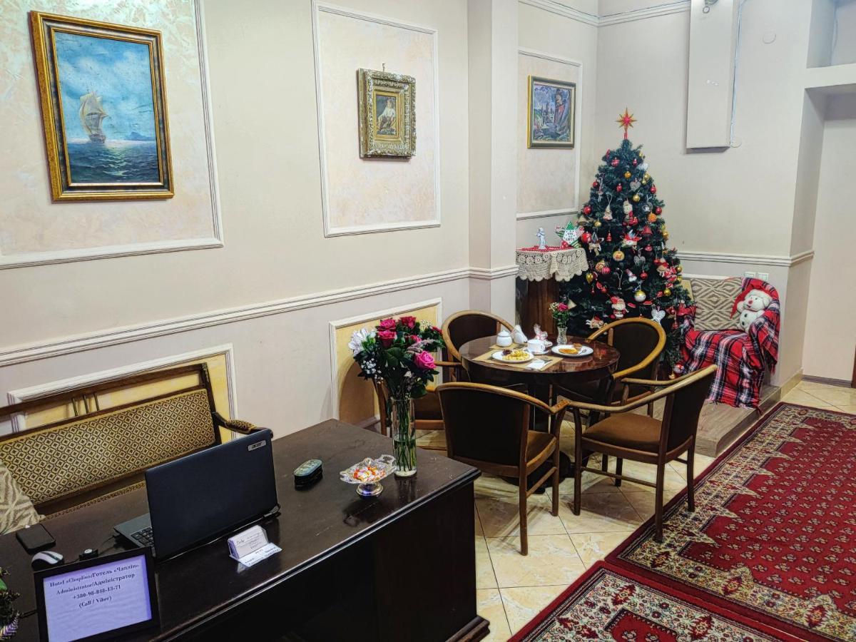 Chaplin Hotel Lviv Bagian luar foto