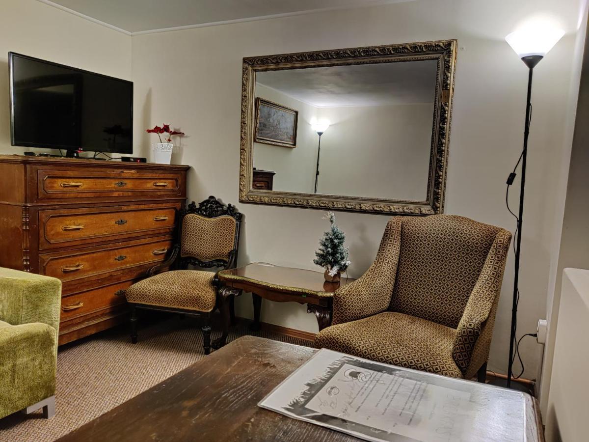 Chaplin Hotel Lviv Bagian luar foto