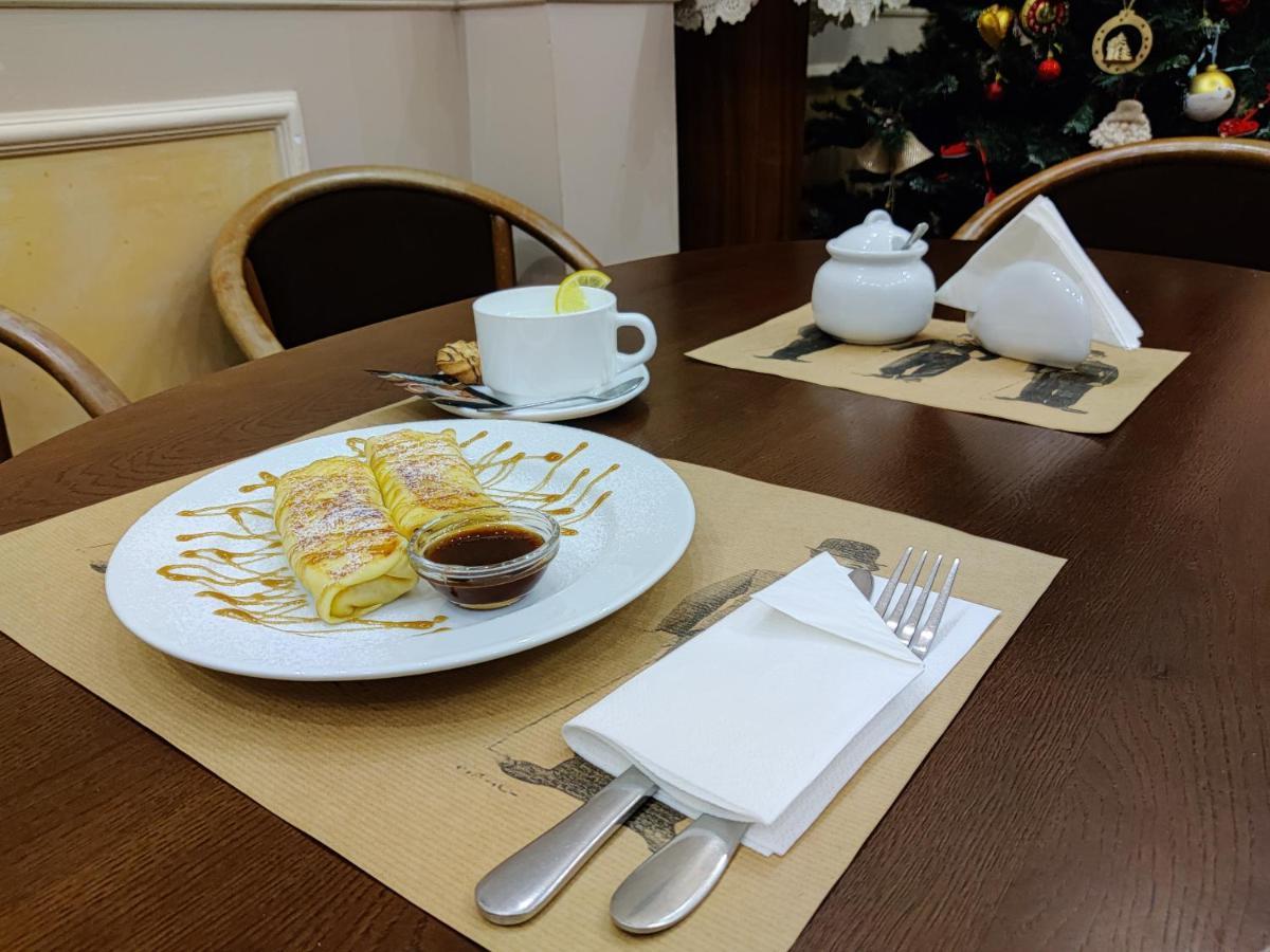 Chaplin Hotel Lviv Bagian luar foto