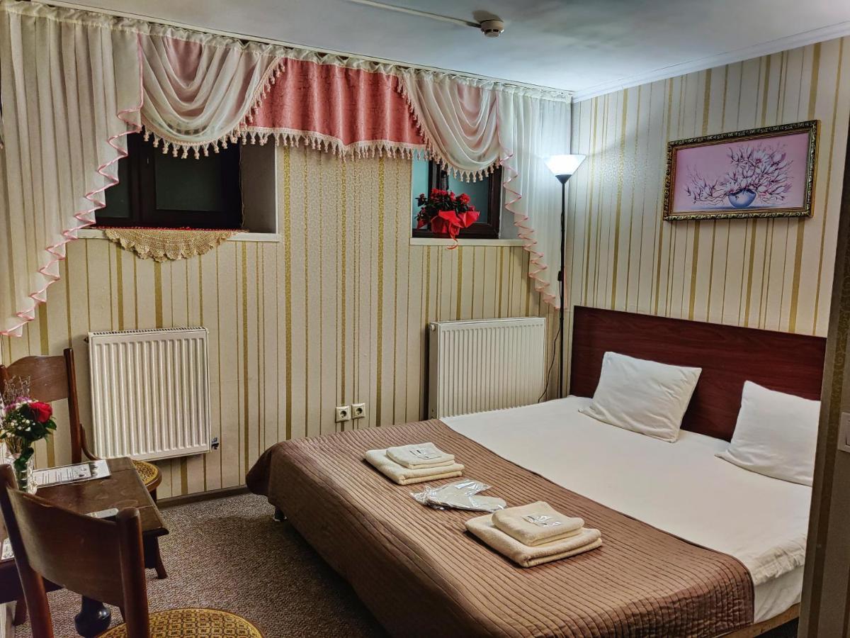 Chaplin Hotel Lviv Bagian luar foto