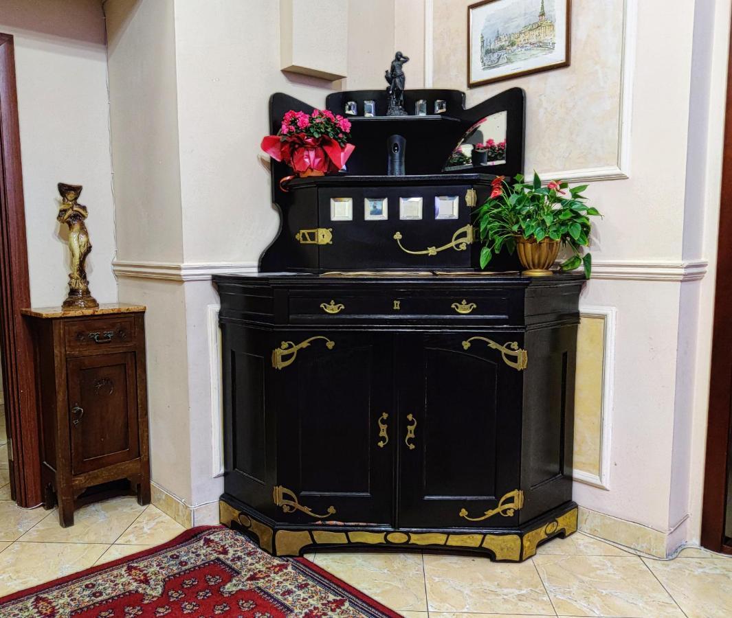 Chaplin Hotel Lviv Bagian luar foto