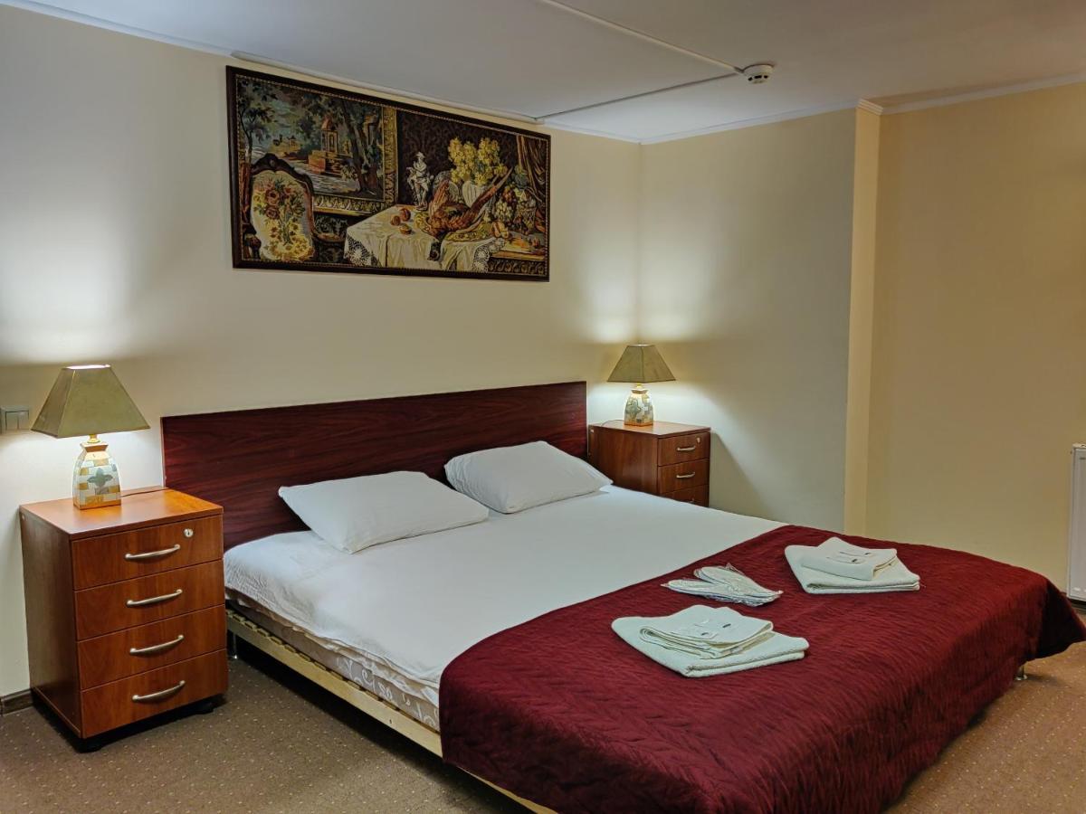 Chaplin Hotel Lviv Bagian luar foto