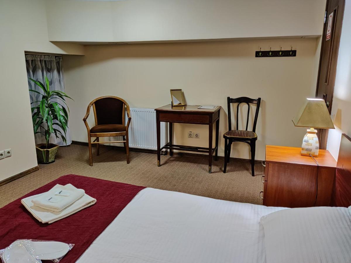 Chaplin Hotel Lviv Bagian luar foto