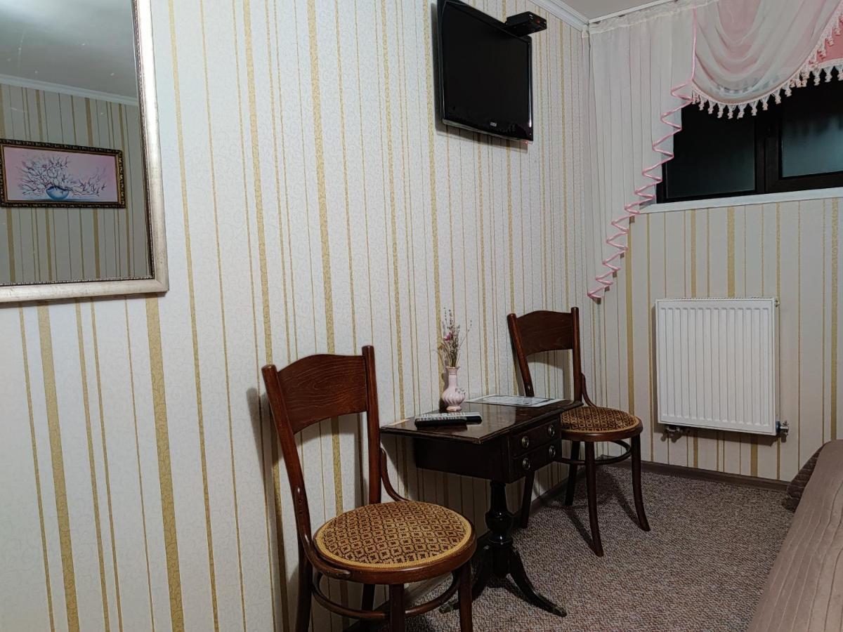 Chaplin Hotel Lviv Bagian luar foto