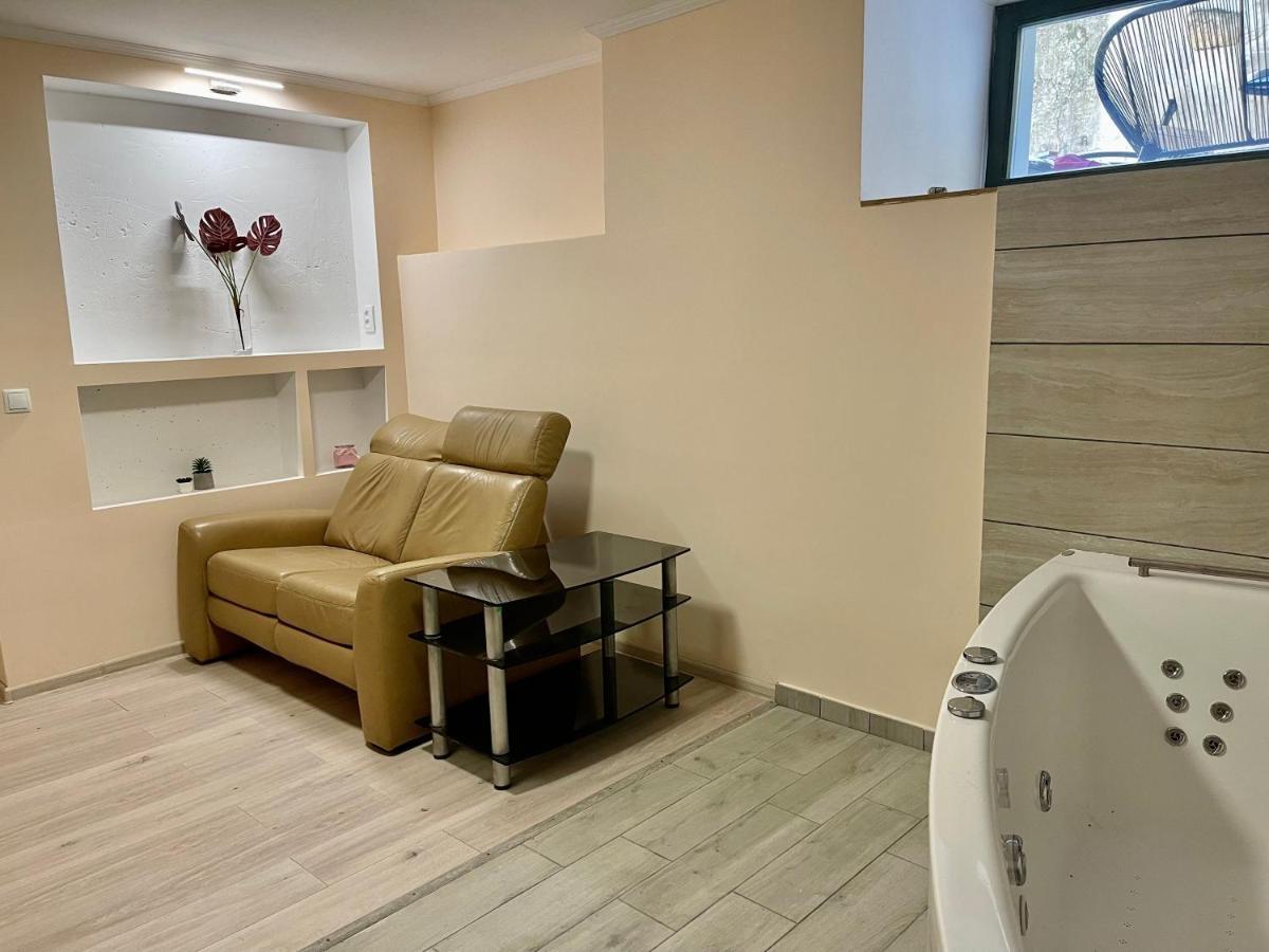 Chaplin Hotel Lviv Bagian luar foto
